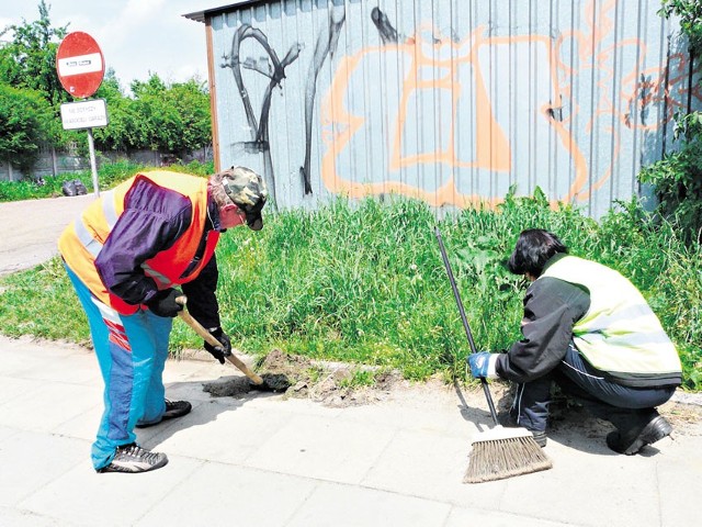 Przez lata byli bezrobotni. Teraz zajmują się sprzątaniem pabianickich ulic i skwerów.