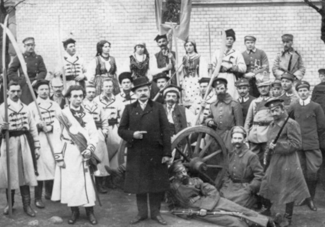 Przedstawienie patriotyczne teatru amatorskiego w Opocznie w 1918 r. W środku  burmistrz Stefan Janas