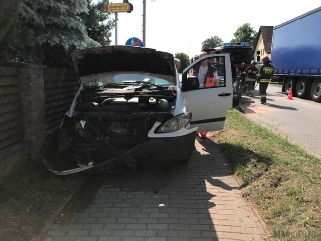 Do zdarzenia doszło w piątek po godz. 9.00, na drodze prowadzącej do Dobrzenia. Jak informuje dyżurny Komendy Wojewódzkiej Policji w Opolu, dwa auta zderzyły się na ul. Namysłowskiej. 28-latka kierująca volkswagenem passatem nie ustąpiła pierwszeństwa przejazdu podczas skręcania w lewo i uderzyła w prawidłowo jadącego mercedesa, którym kierował 64-letni mężczyzna. Na szczęście nikomu nic się nie stało.