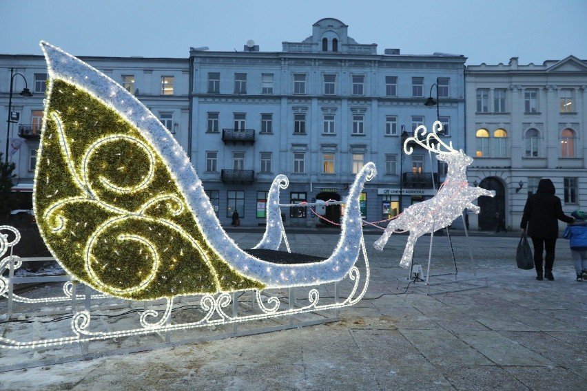 Świąteczne dekoracje w Piotrkowie. Sanie św. Mikołaja w...