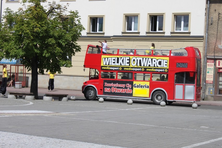 Wielkie otwarcie Media Expert przy ul. Kościuszki. Ulicami Żor będzie jeździć angielski autobus