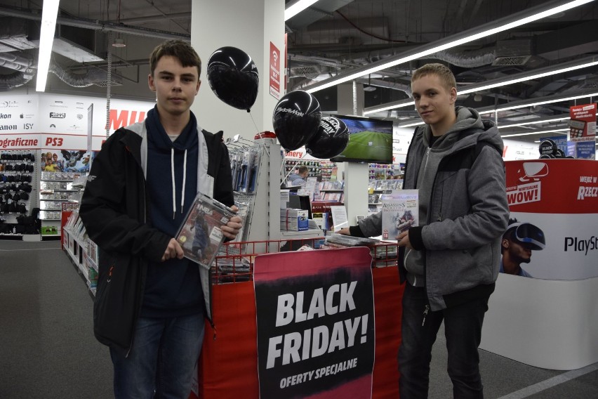 Marceli i Wiktor z Kielc w markecie Media Markt w Galerii...