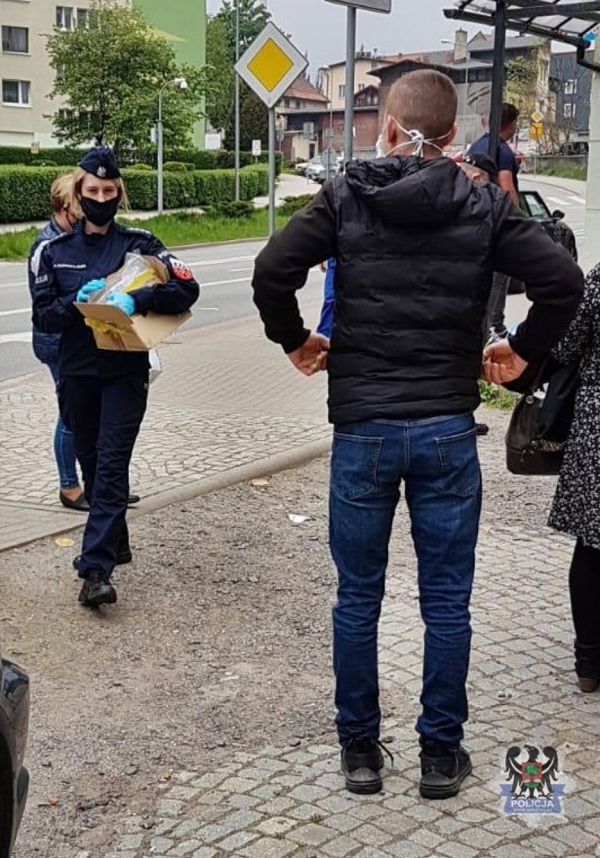 Wałbrzyscy policjanci upominali i rozdawali maseczki