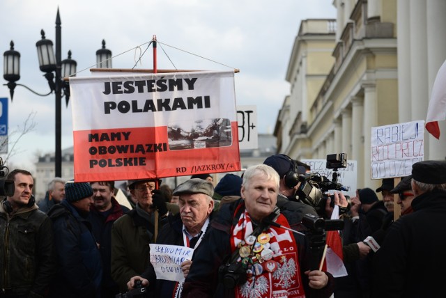 Warszawski Protest Rodziców, 18 marca 2019. Na placu Bankowym trwa protest rodziców, którzy sprzeciwiają się założeniom Deklaracji LGBT+. Chodzi o wprowadzenie do szkół zajęć z edukacji seksualnej.