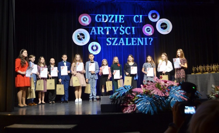 42 młodych wokalistów z Dolnego Śląska zaśpiewało polskie...