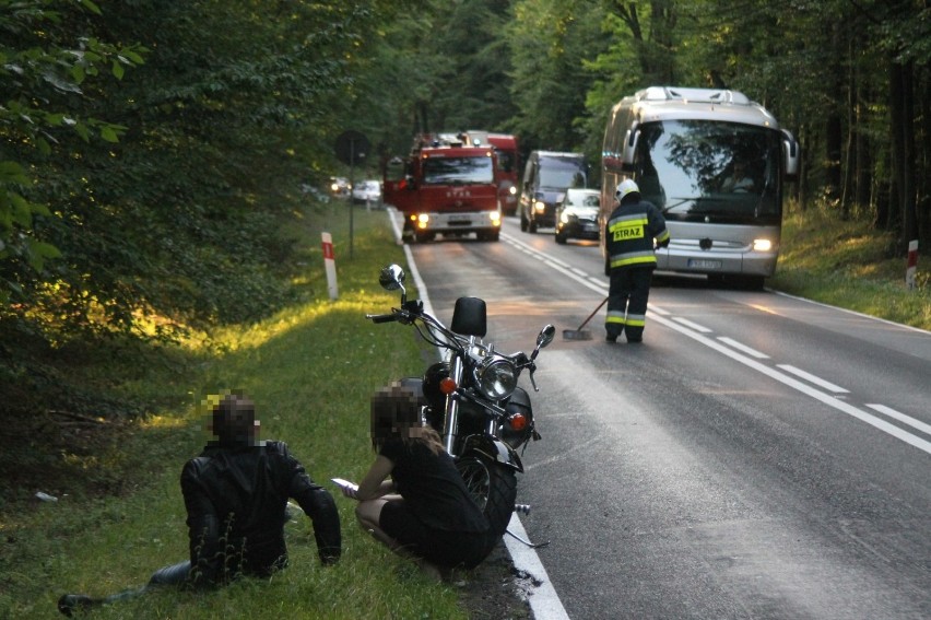 Plama oleju i kolizja motocykla [ZDJĘCIA]               