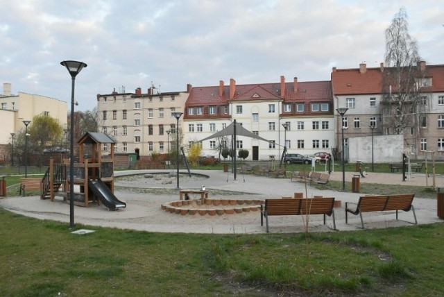 Dzieciaki i rodzice postulują o dodatkowe wyposażenie na Skwerze Papy Smerfa w Śródmieściu Malborka.