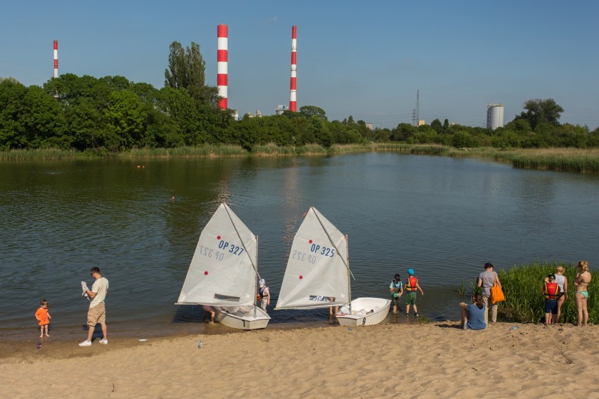 Jeziorko Czerniakowskie, Warszawa. Zakaz kąpieli w Jeziorku Czerniakowskim. Nad kąpieliskiem powiewa czerwona flaga