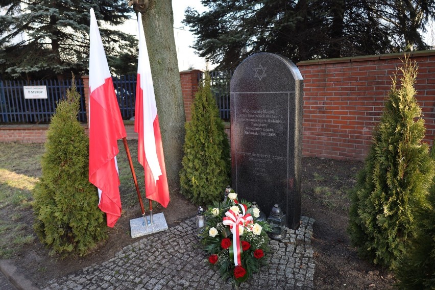Kwiaty pod Macewą w Radomsku z okazji Dnia Pamięci o Ofiarach Holokaustu. ZDJĘCIA