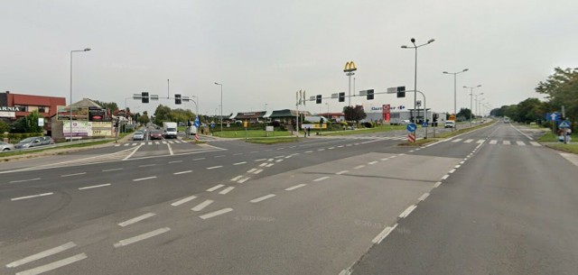 DK94 w Olkuszu zostanie przebudowana na odcinku prawie 4,5 km, od ul. Staromiejskiej prawie do skrzyżowania ul. Centralnej z ul. Pakuską

Zobacz kolejne zdjęcia/plansze. Przesuwaj zdjęcia w prawo naciśnij strzałkę lub przycisk NASTĘPNE