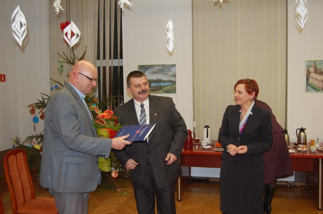 Leszek Sarnowski (z lewej), przewodnicząca Rady Powiatu Jolanta Szewczun i starosta Wojciech Cymerys