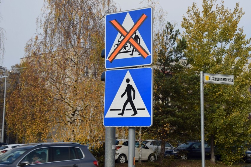 Zamknęli przejazd dla rowerzystów przez skrzyżowanie w centrum Kielc bez powodu. Wykonawca inwestycji musi usunąć zapory  