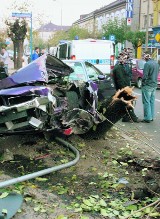 Nowy Sącz: wypadek na ul. Lwowskiej, auto rozwaliło się na drzewie (ZDJĘCIA)