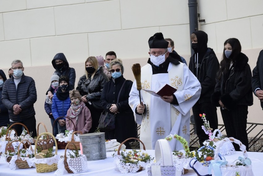 Święcenie potraw wielkanocnych przed kościołem św. Jakuba