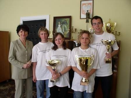 Zwycięska drużyna od prawej: Tomasz Willma, Bożena Leyk, Monika Sikora, Karolina Grzenkowicz z Bożeną Conradi, dyrektor ZSP nr 1 w Wejherowie.