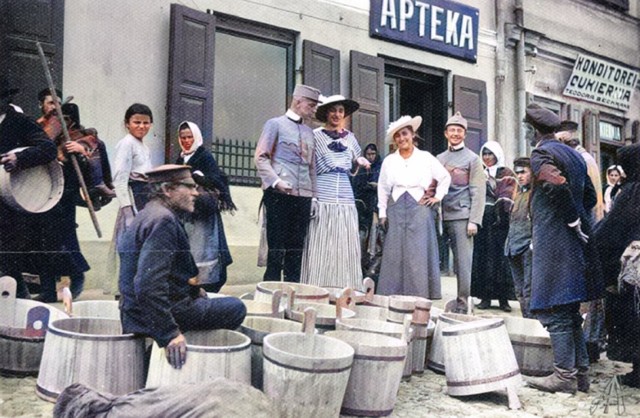 Tak ponad 100 lat temu wyglądali jędrzejowianie i Jędrzejów. Oto unikalne, kolorowe zdjęcia z pierwszych dekad XX wieku.