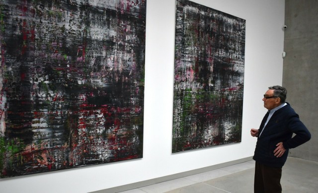 Były więzień KL Auschwitz Marian Turski przed dziełem Gerharda Richtera "Birkenau" prezentowanym na wystawie stałej w Oświęcimiu