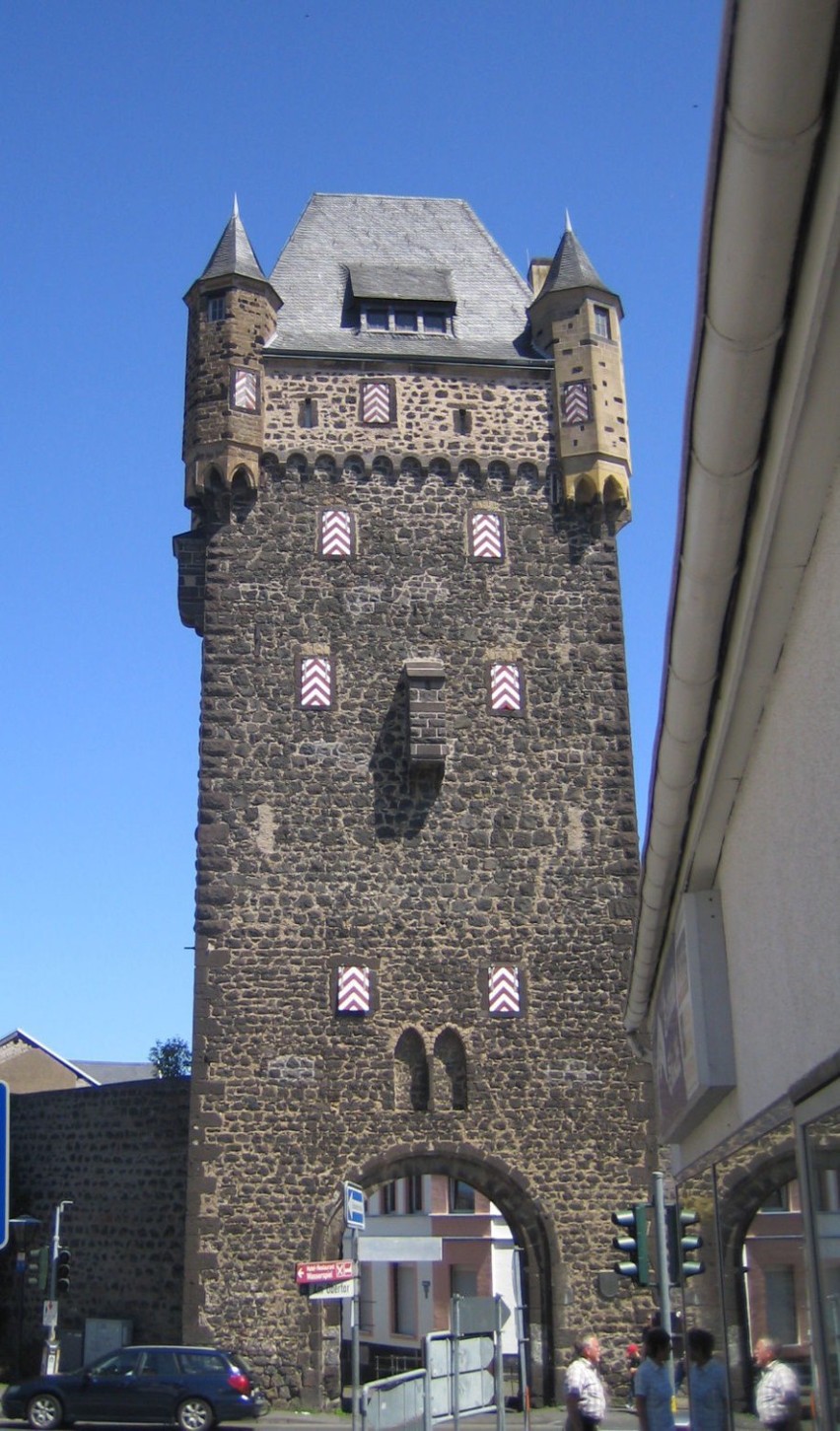 Wieża wjazdowa do miasta, wybudowana z miejscowego bazaltu...