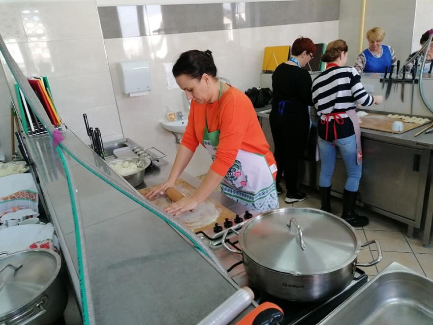 "Kup pierogi, pomóż Ukrainie". Wielki sukces kulinarnej akcji w Wieluniu FOTO