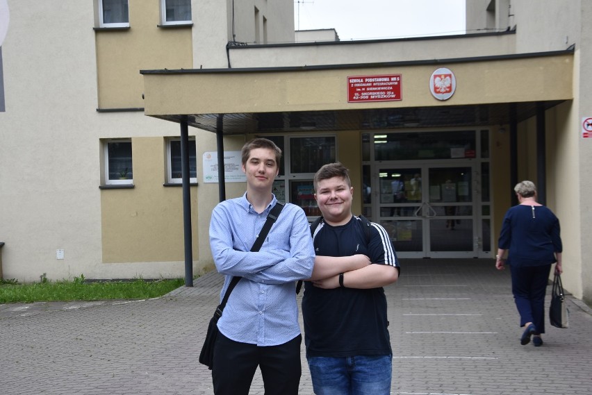 Ósmoklasiści piszą egzamin  z języka polskiegpo. Egzamin  w SP nr 5 w Myszkowie ZDJĘCIA
