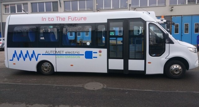 Taki autobus elektryczny wozi pasażerów po Krakowie