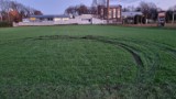 Wandale kręcili "bączki" na boisku w Pyrzycach! Przygotowana niedawno murawa jest całkowicie rozjeżdżona