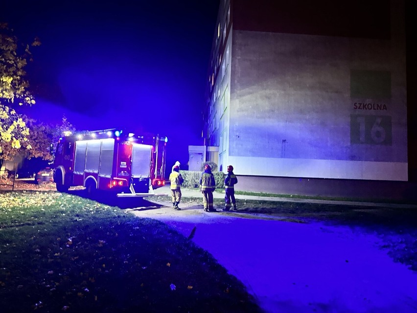 Strażacy zostali wezwani do pożaru w bloku przy ul. Szkolnej...