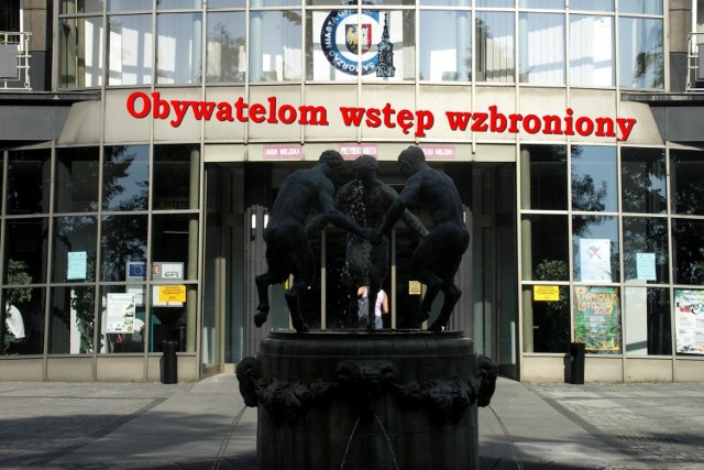 Urząd Miejski w Gliwicach od wejścia. Tekst &quot;Obywatelom wstęp wzbroniony&quot; doklejony przez autora zdjęcia.