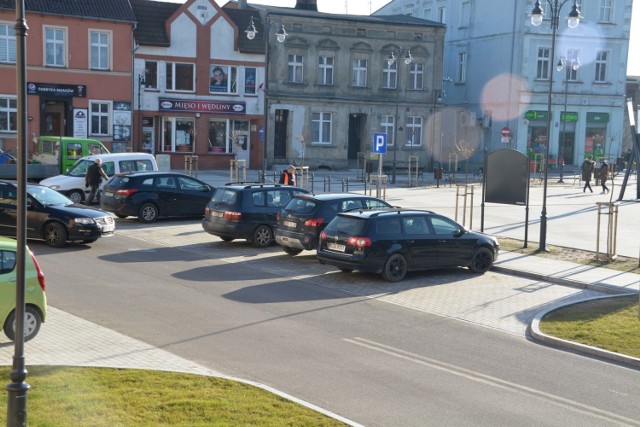 Radny z Sępólna wystosował apel do komendanta policji, by mundurowi częściej kontrolowali kierowców, którzy parkują "na zakazie" w uliczkach starego miasta
