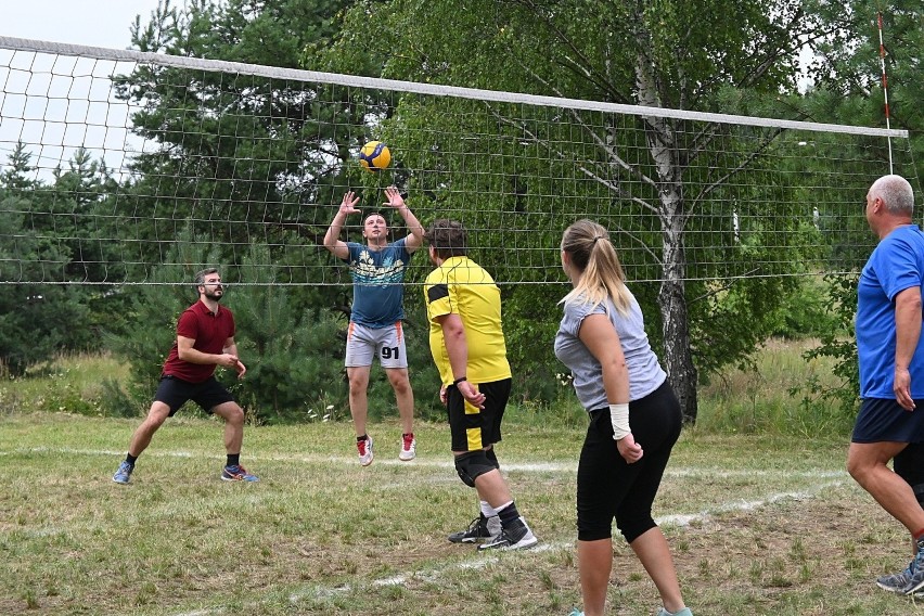 Turniej piłki siatkowej w Hutkach, gm. Bolesława, 31 lipca...