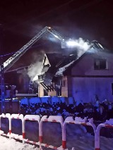 Groźny pożar w Radlinie. Palił się dom przy ul. Rydułtowskiej! Trzy osoby trafiły do szpitala