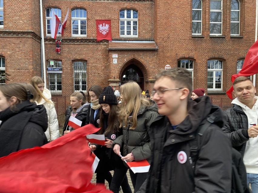 Międzychodzcy licealiści z flagami przemaszerowali z budynku...