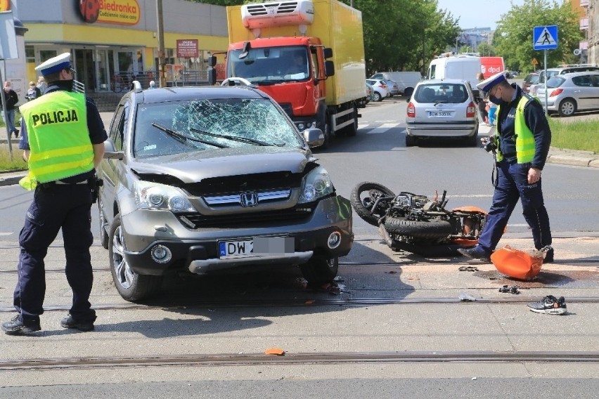 Wrocław. Zobacz zdjęcia z wypadku na ul. Hubskiej. Motocyklista w szpitalu