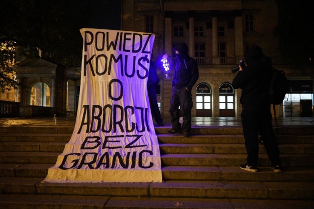 Pierwszy protest miał miejsce w czwartek wieczorem. Sprzeciwiający się zakazowi aborcji zorganizowali "spacer" na placu Wolności.