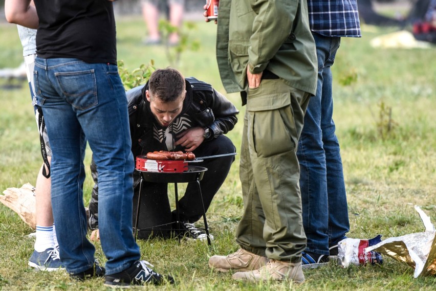 5. Mięso na grillu lepiej się upiecze, jeżeli dociśniemy je...