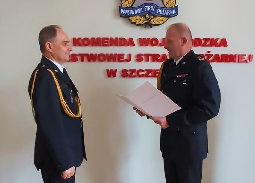 Mirosław Śledź (z lewej) odbiera nominację
