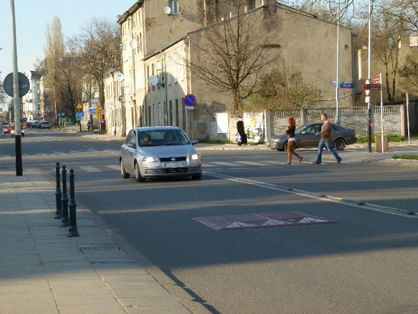 Na Wólczańską w Łodzi wróciły słupki. Kierowcy omijali spowalniacze po chodniku