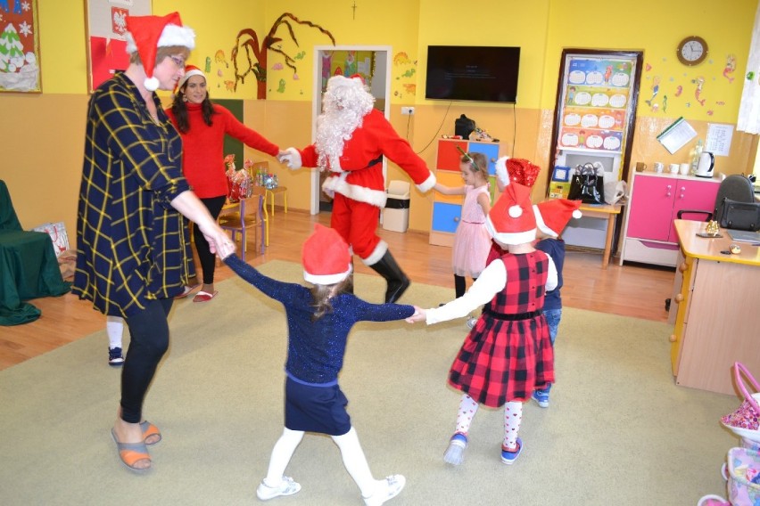 Święty Mikołaj odwiedził dzieci z Oddziału Przedszkolnego Szkoły Podstawowej numer 2 we Włoszczowie [ZDJĘCIA]