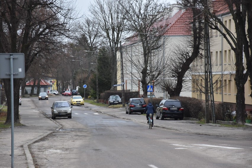 Malbork. Na ul. Nowowiejskiego pół jezdni zajmują stojące samochody. Burmistrz: droga jest do jeżdżenia, nie do parkowania. Będą zmiany?