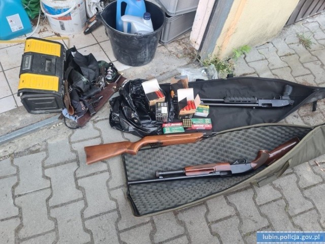 Na miejscu oprócz lubińskich śledczych pracowali policjanci z Wrocławia z sekcji minersko-pirotechnicznej, którzy zabezpieczyli znalezione materiały wybuchowe.