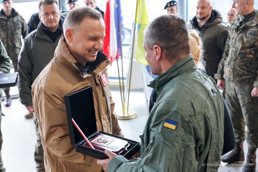 Prezydent Andrzej Duda wśród ukraińskich żołnierzy w...