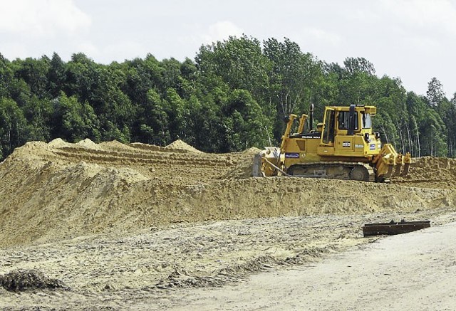 W Joachimowie Mogiłach gromadzony jest piach pod budowę autostrady A2.