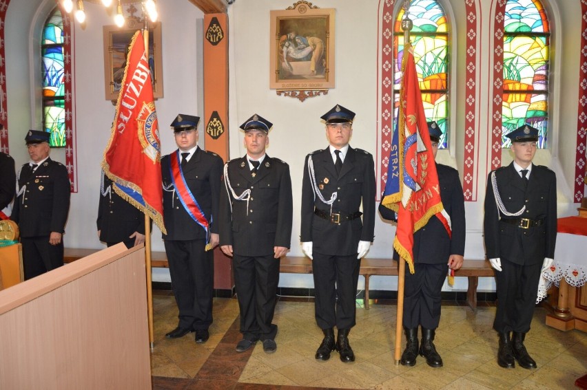 Lębork. Podniosła uroczystość nadania sztandaru strażakom Komendy Powiatowej