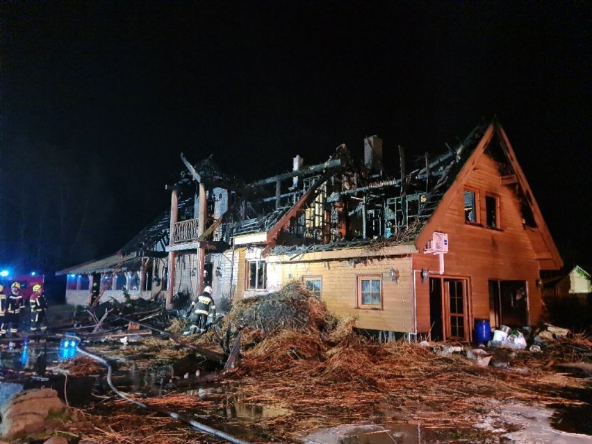 Pożar budynku mieszkalnego w Kierzkowie. W gminie Choczewo strażacy ponad 7 godzin walczyli z ogniem