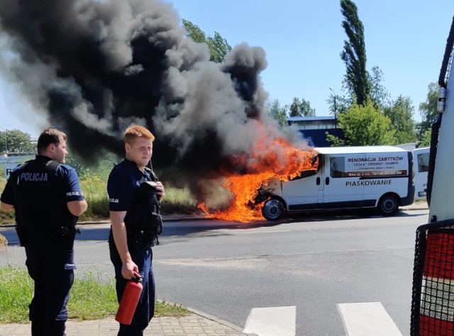 Kłęby czarnego dymu unosiły się znad samochodu zaparkowanego w czwartek przy ul. Maratońskie (przy ul. Kolarskiej) na Retkini. Około godz. 13. 30 auto zaczęło się palić. Płomienie trawiące karoserię "zatrzymywały" pieszych, kierowców, a także przejeżdżającą obok policję.

ZOBACZ ZDJĘCIA