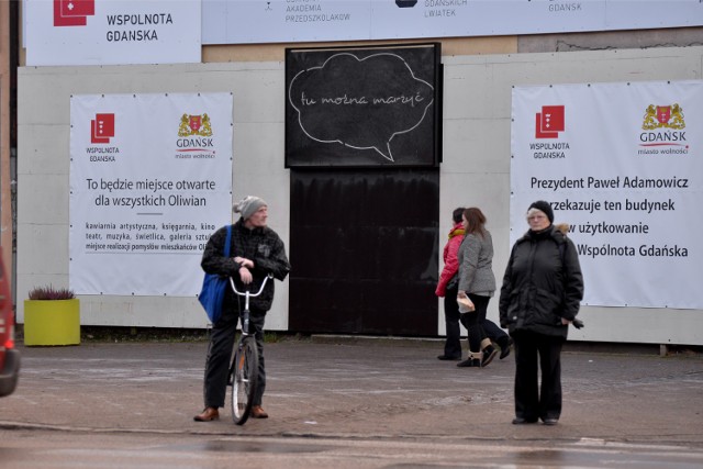 Gdańsk Oliwa - neon "Tu można marzyć" i tablica na marzenia