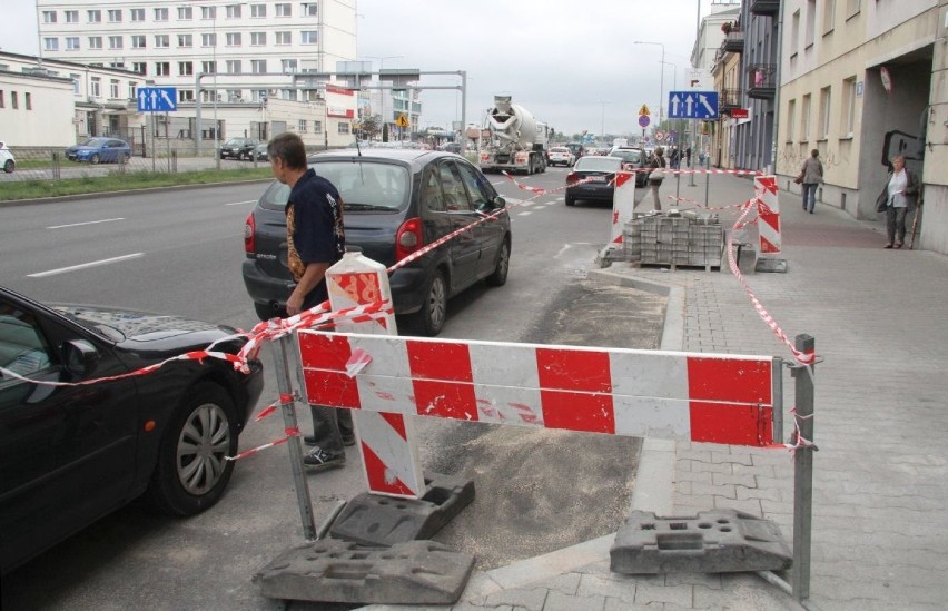 Rozebrali chodnik przed przychodnią na Żelaznej w Kielcach. Powstaje przystanek?