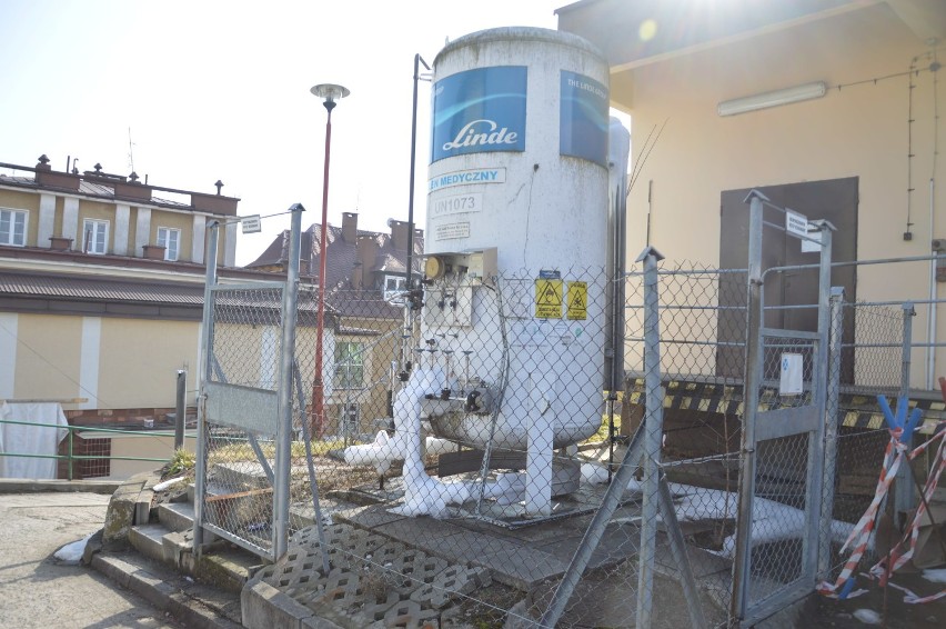 Stary zbiornik z tlenem przy szpitalu w Bochni mieści 3 tony...