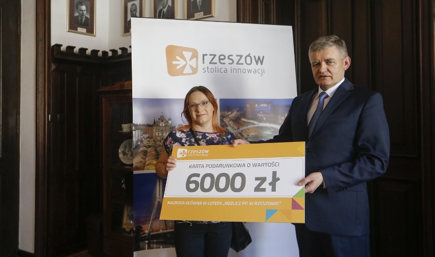 Loteria Rozlicz PIT w Rzeszowie: pani Kasia wygrała 6 tys. zł. Zobacz zdjęcia z wręczenia nagród