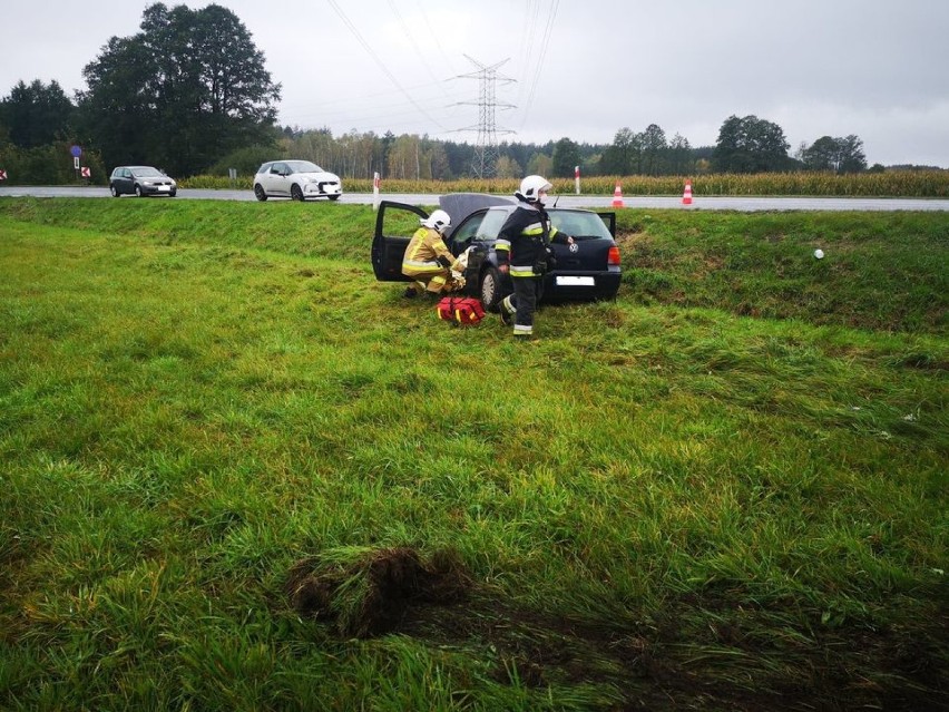 Pow. bełchatowski. Wypadek w Wadlewie. Volkswagen wypadł z drogi